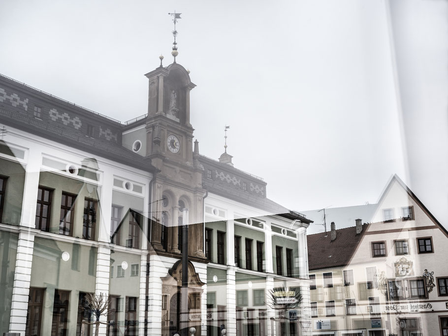 Spiegelung des Rathauses von Wolnzach in Bayern (Deutschland) als Farbphoto