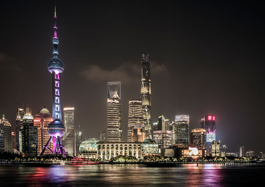 Blick auf das nächtliche, beleuchtete Pudong in Shanghai als Farbphoto