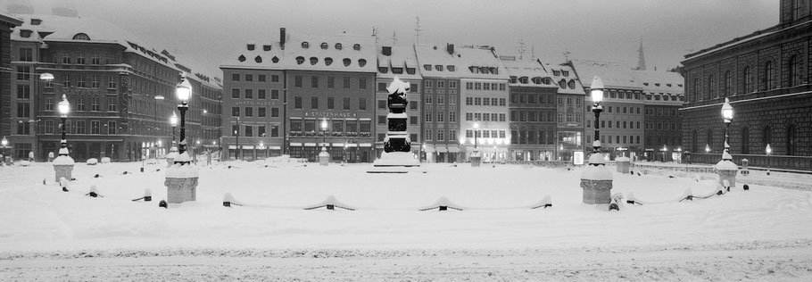 Wintermotiv Max-Joseph-Platz München, Bayern, im Schnee in schwarzweiß als Panorama-Photographie