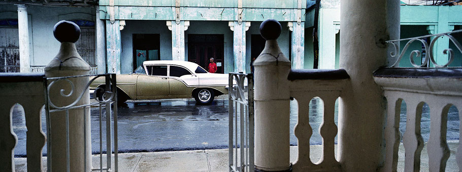 Oldtimer auf der Straße in Pinar del Rio als Farbphoto im Panoramaformat, Cuba