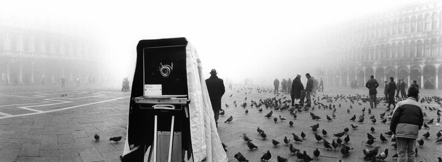 Nebelstimmung auf dem Piazza San Marco , Venedig, als Schwarzweißphoto im Panorama-Format