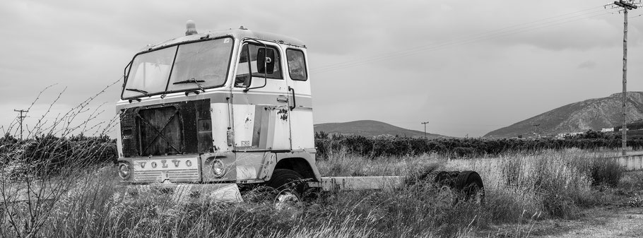 Volvo LKW bei Nafplio auf dem Peloponnes, Griechenland, als Schwarzweißphoto im Panorama-Format