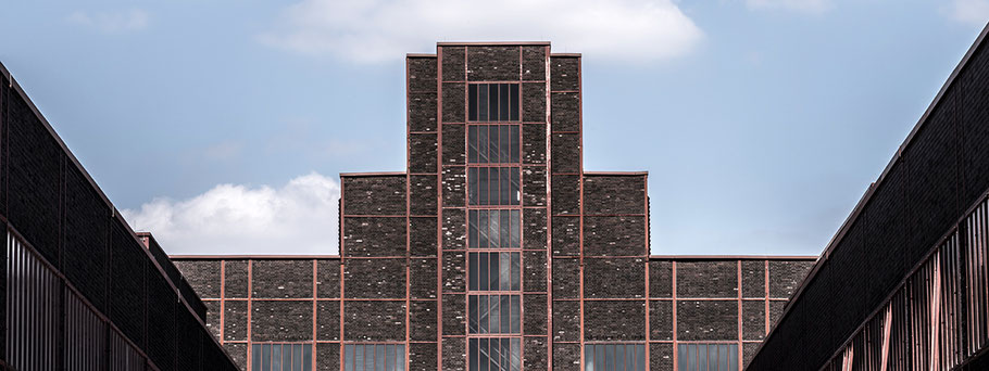 Zeche Zollverein in Essen als Farbphoto im Panorama-Format. 
