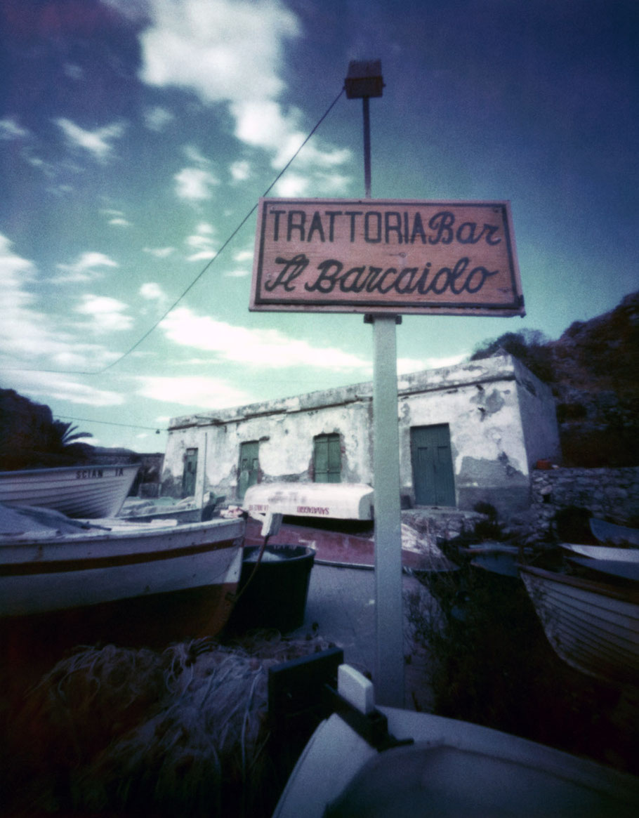 Schild "Il Barcaiolo" am Strand von Taormina, Italien, mit einer Camera Obscura auf Polroidfilm aufgenommen als Farbphoto 