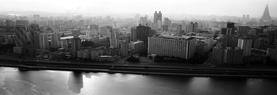 Übersichtsaufnahme über den Teadong-River über  Pyongyang, Nord Korea, als Schwarzweißphoto im Panorama-Format
