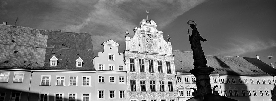 Rathaus in Landsberg am Lech als Schwarzweißphoto im Panorama-Format