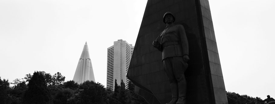 Blick auf das Ryugyong Hotel in Pyongyang, Nord Korea, als Schwarzweißphoto im Panorama-Format