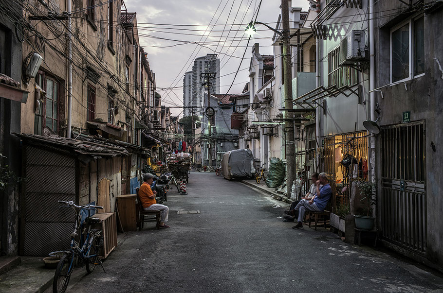 Nächtliche Straßenszene in The Old City in Shanghai als Farbphoto