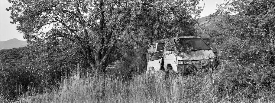 Oldtimer auf dem Peloponnes, Griechenland, als Schwarzweißphoto im Panorama-Format