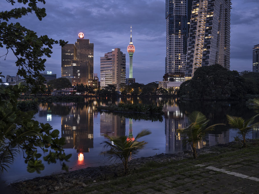 Colombos City, Lotus Tower by night als Farbphoto