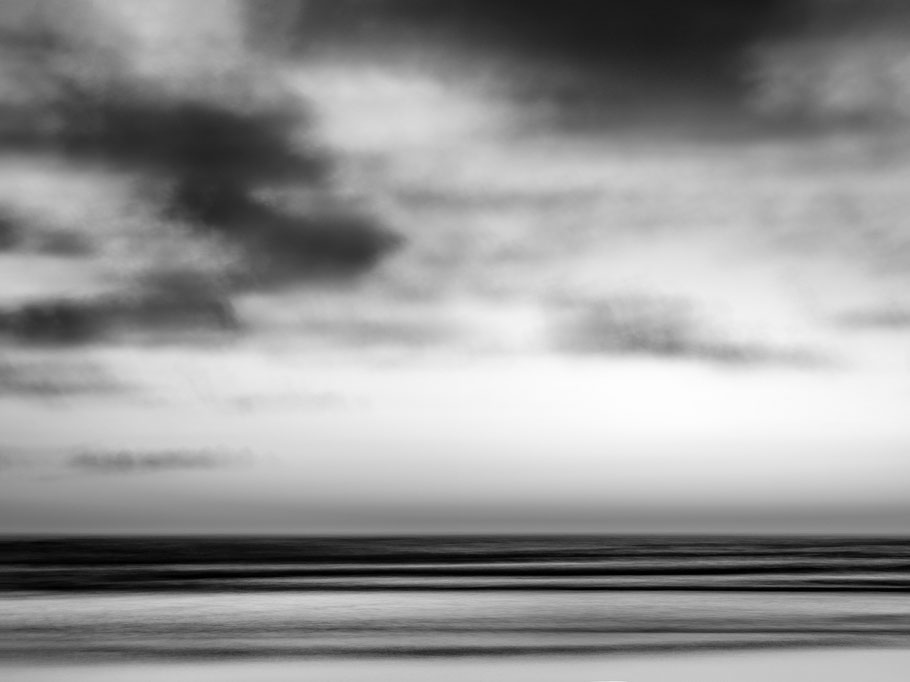 Strandaufnahme am Atlantischen Ozean als SW-Fotografie