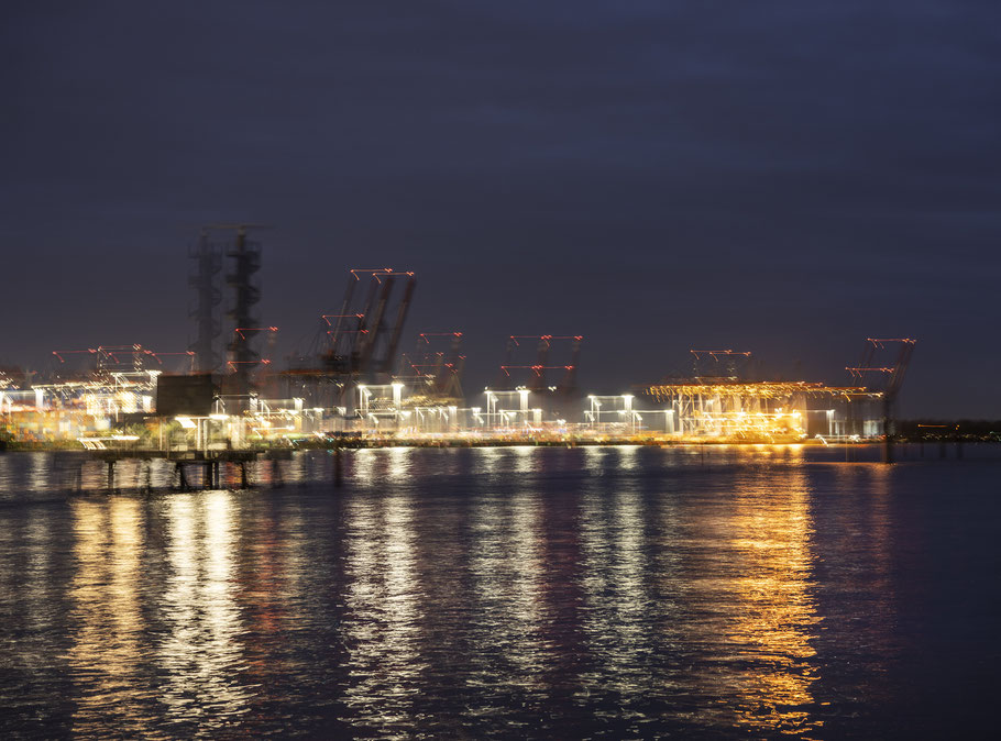 Elbe by night in Hamburg als Farbphoto