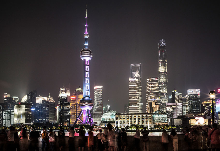 Blick vom abendlichen Bund auf die beleuchtete Skyline von Pudong in Shanghai  als Farbphoto