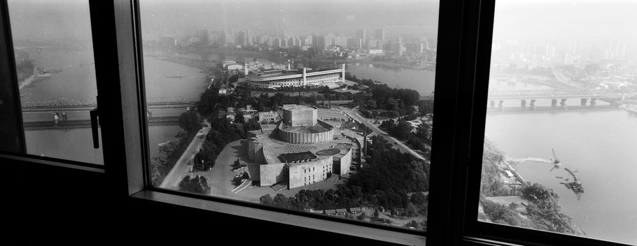 Blick aus dem Hotel auf die Yanggakdo Insel in Pyongyang, Nord Korea, als Schwarzweißphoto im Panorama-Format