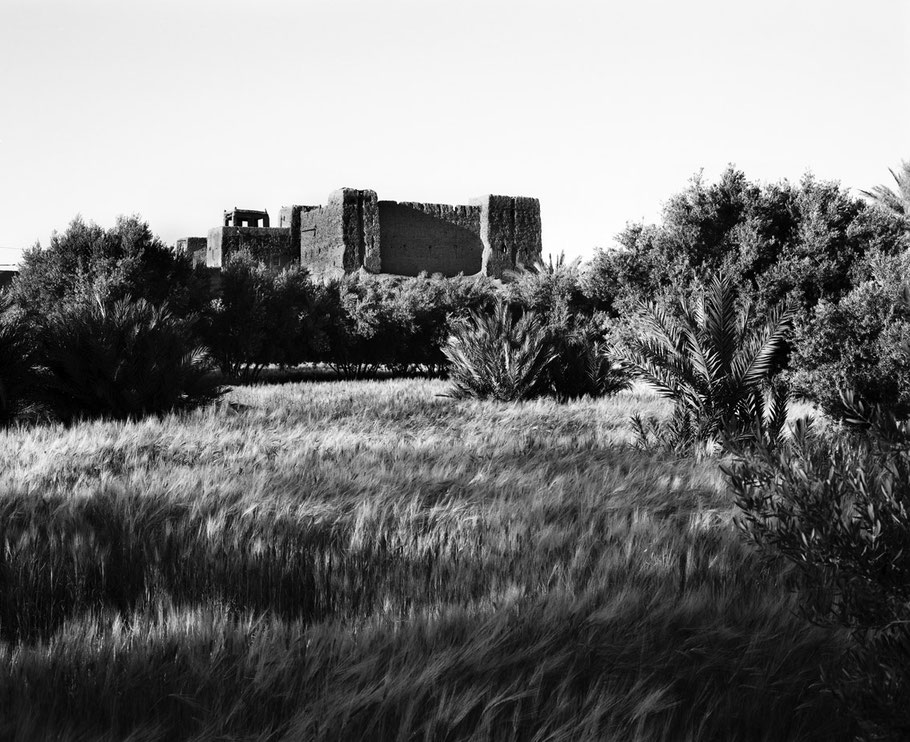 Reste einer Kasbah in Skoura in Marokko als Schwarzweißphoto 