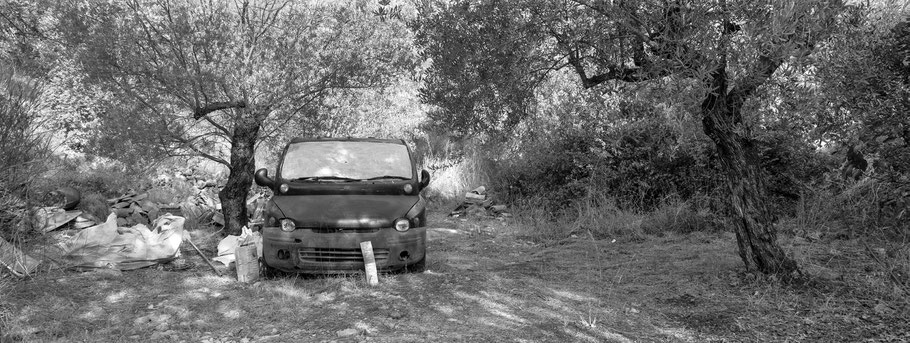 Fiat Oldtimer  auf dem Peloponnes, Griechenland, als Schwarzweißphoto im Panorama-Format