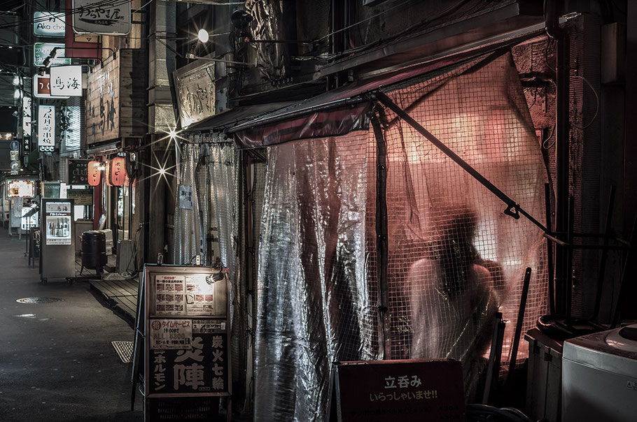 Nächtliche Straßenszene in Shimbashi in Tokyo, Japan als Farbphoto