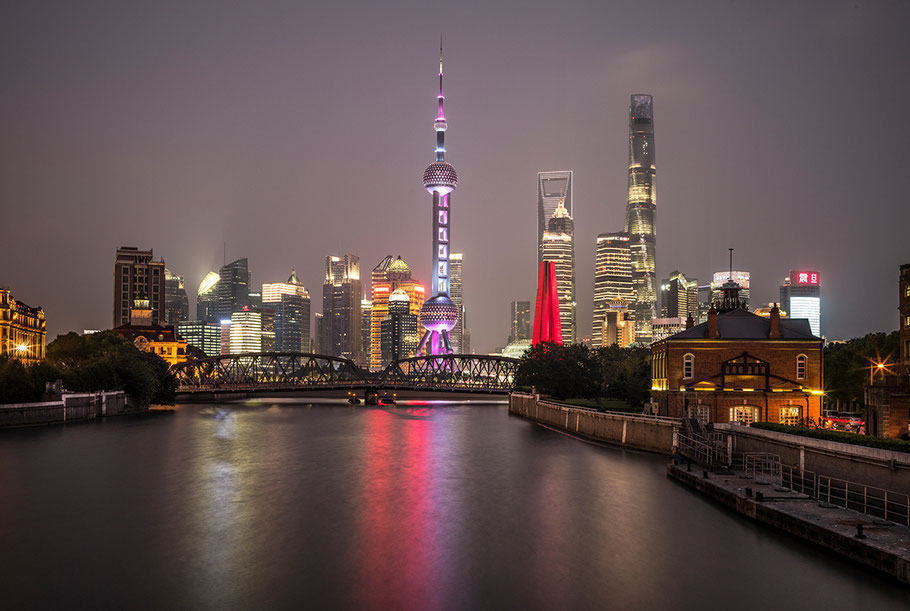 Blick auf das nächtliche, beleuchtende Pudong in Shanghai  als Farbphoto