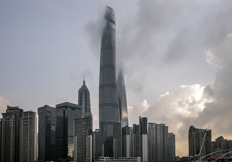 Blick auf die Skyline von Pudong in Shanghai früh am Morgen als Farbphoto