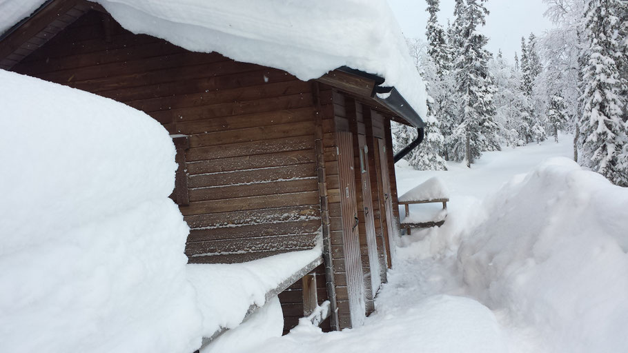 Toilettenanlage mit Biolan System an einem Unterstand im Nationalpark (Finnland)