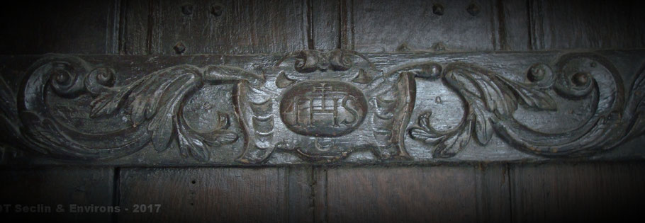 Linteau porte accès salle des malades : IHS (1634) - Hôpital Notre-Dame de Seclin (Crédit : OT Seclin & Environs)