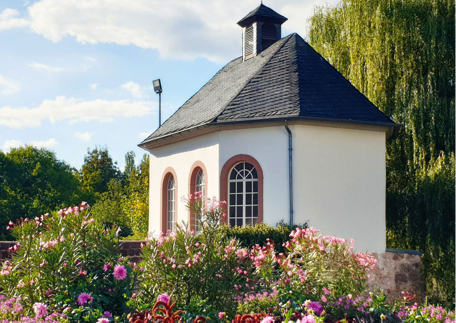 Kleine Kapelle auf dem Gelaende der Gustavsburg in Homburg-Saar