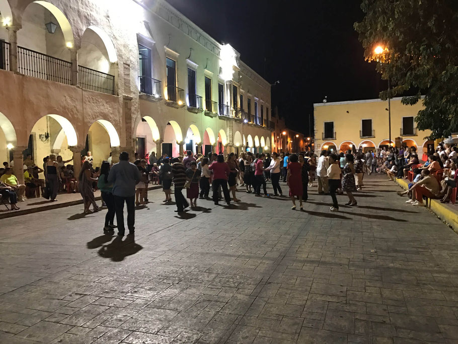 backpacking-mexiko-yucatan-valladolid-abend-einheimische-tanzen