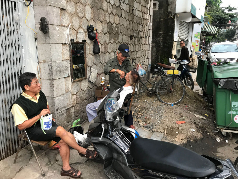 backpacking-vietnam-hanoi-barber-auf-der-strasse