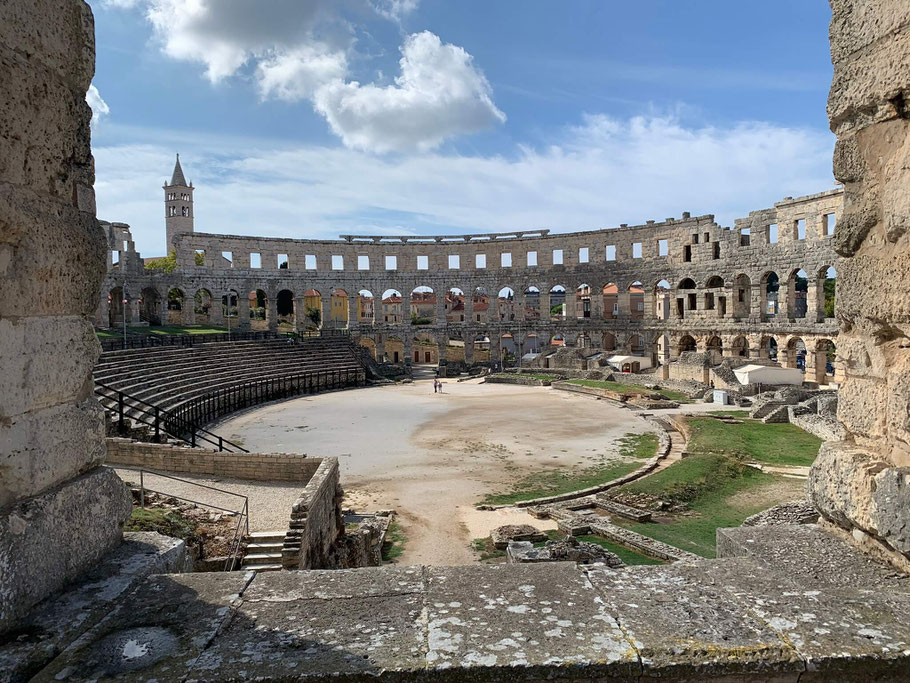 backpacking-kroatien-pula-blick-in-das-amphitheater