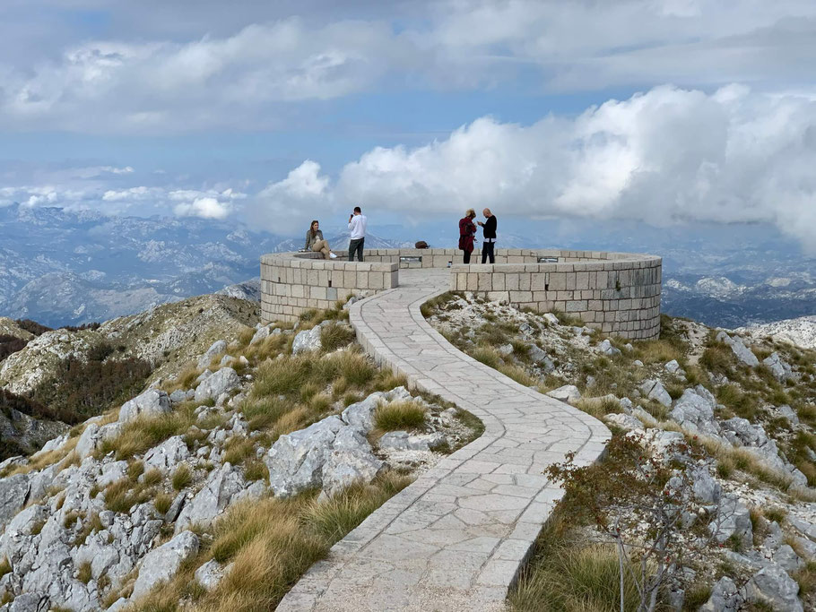 backpacking-montenegro-kotor-lovcen-mausoleum-aussichtsplattform