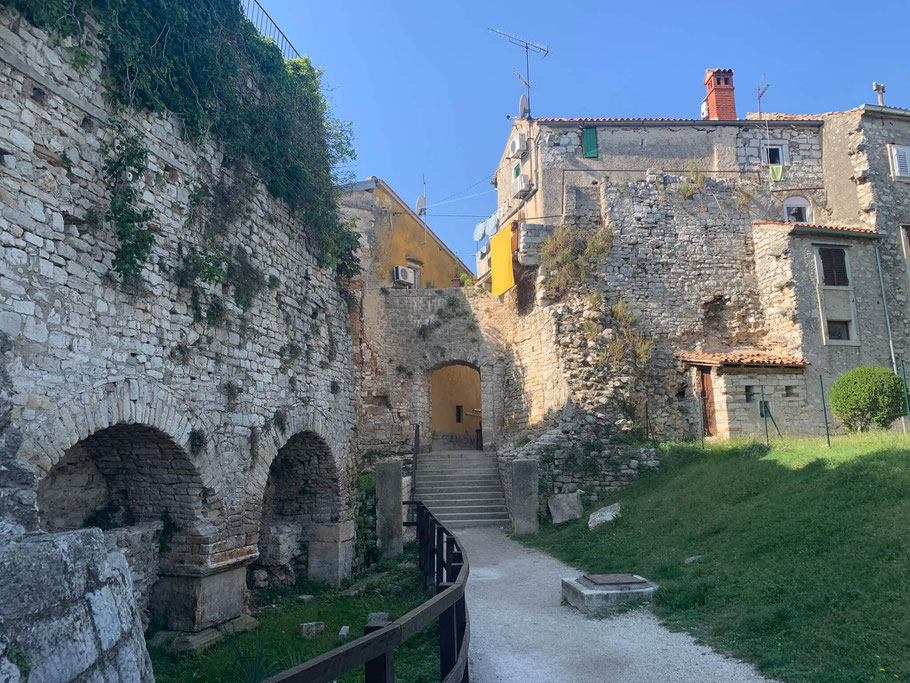 backpacking-kroatien-porec-alte-stadtmauer