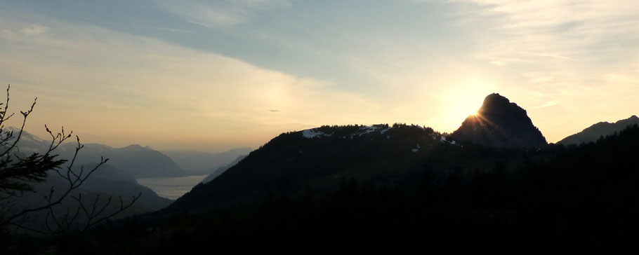 Blick vom Ibergeregg, 1406 M - Sonnenuntergang am Großen Mythen, 1898 M