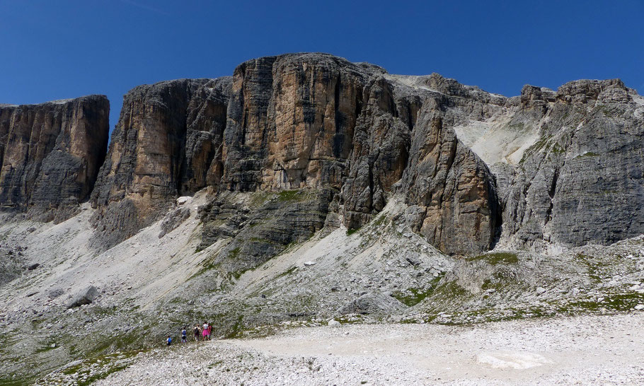 Blick vom Vallon-Kessel auf die Einstiegswand der Ferrata zum Piz da Lêch, 2911 M