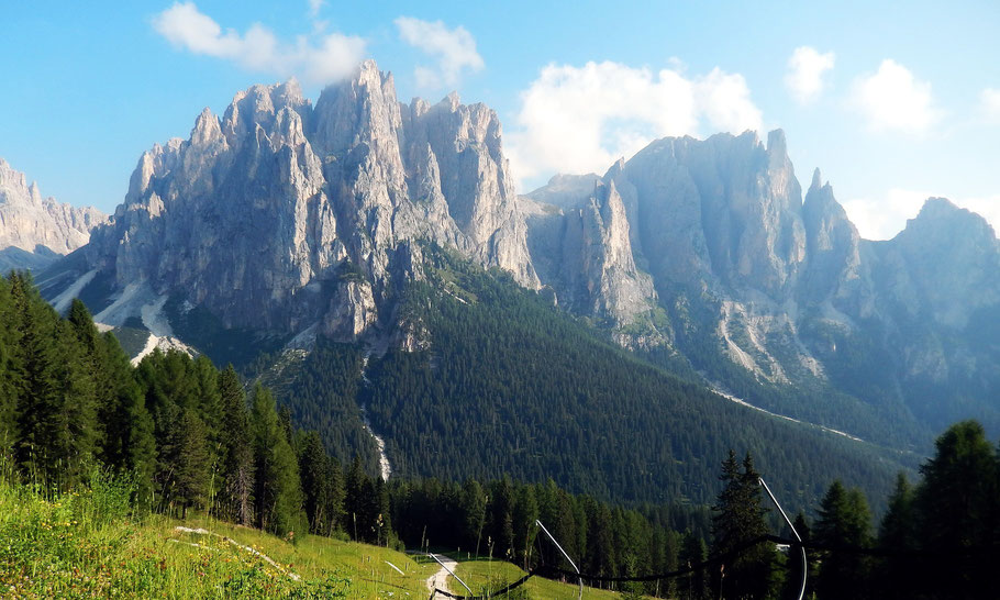 Blick von der Bergstation Campedie, 2000 M, auf die wilden Zinnen der Dirupi di Larsech im Rosengartenmassiv