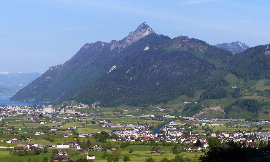 Blick von Schwyz auf die Rigi Hochflue - 1698 M