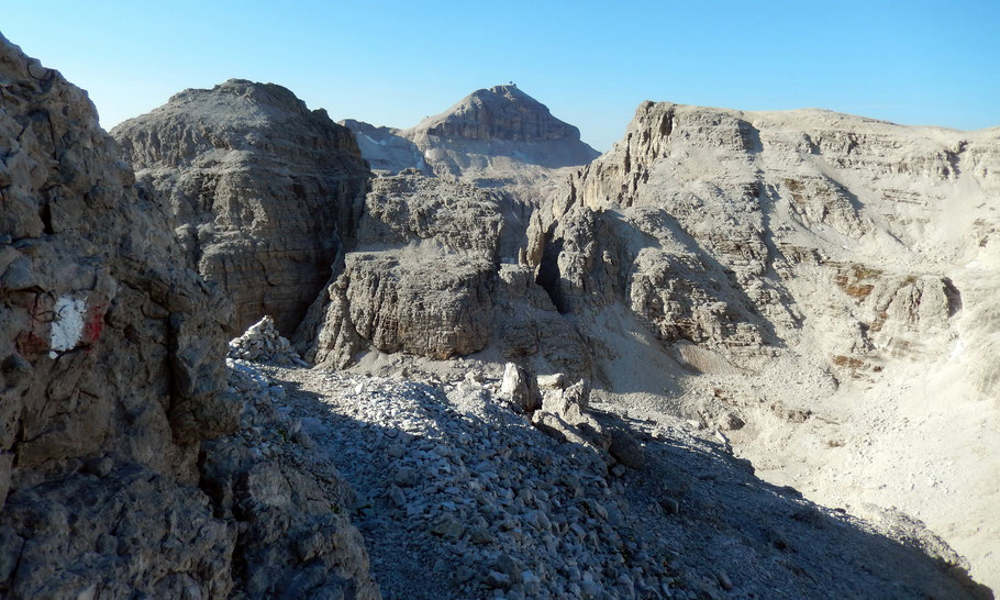 Blick vom Sas Songher-Gipfelgrat, ca. 2600 M, auf den Gipfel des Piz Boè, 3152 M - Davor das Val de Mesdì