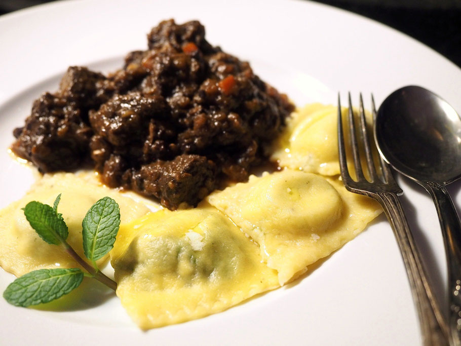 Hirschgulasch mit Minze-Ravioli