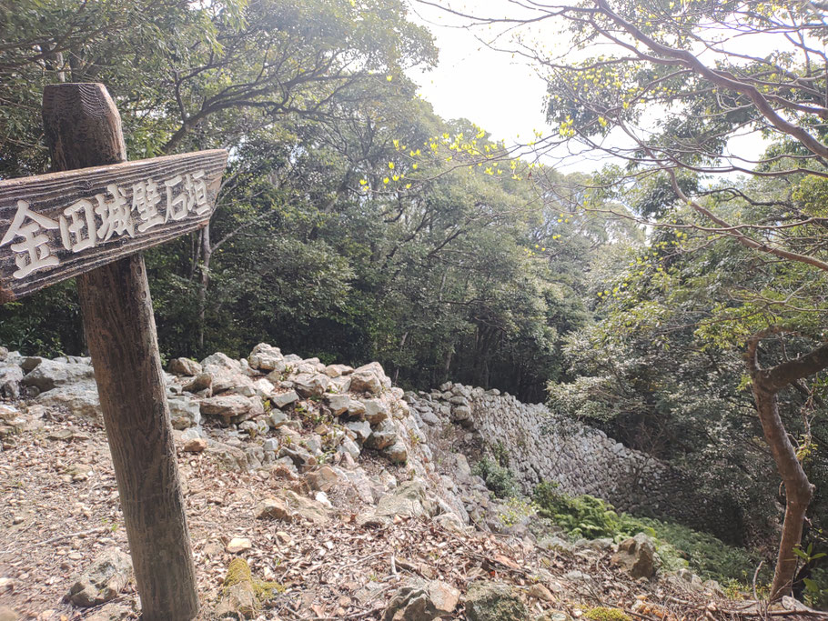 写真2 金田城（かなたのき）の石垣