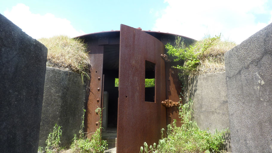 写真6　鋼製掩蓋が残る友ヶ島第1砲台右翼観測所跡