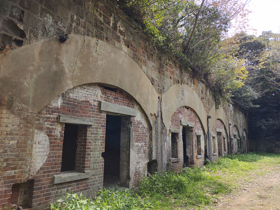 写真7 古代遺跡のような姫神山砲台の棲息掩蔽部