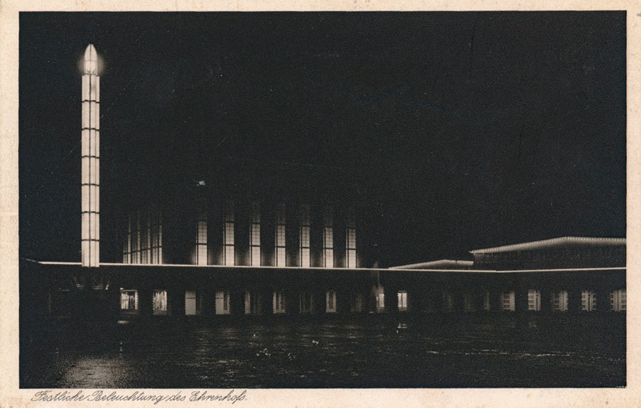 Der festlich beleuchtete Ehrenhof der Theaterausstellung 1927.