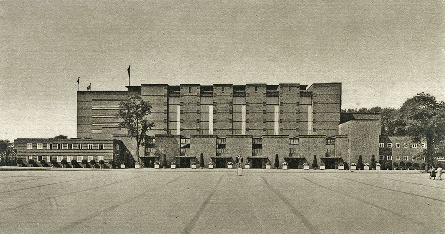 Seitenansicht der Stadthalle von Magdeburg