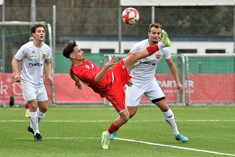 Levin Nay verpasst das 2:0 mittels Fallrückzieher.