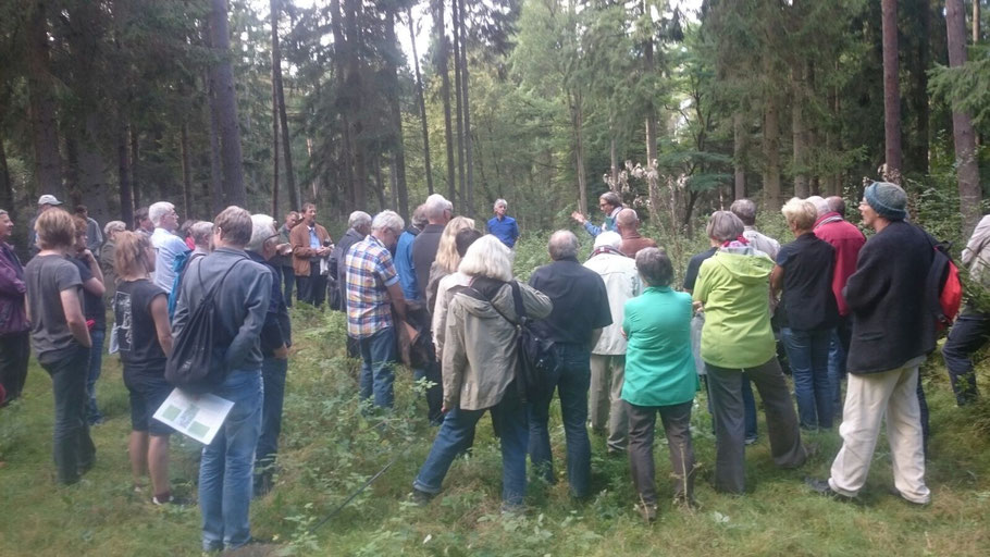 Exkursion des Bündnisses "bunt statt braun" zum Zwangsarbeitslager Pfaffenwald