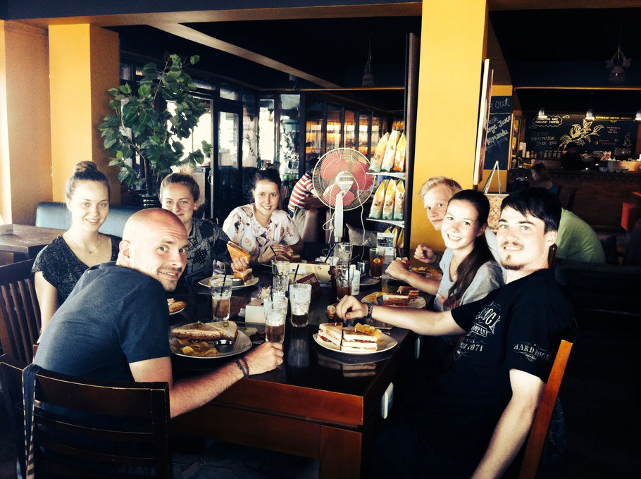 Mittagessen im Himalayan Java (Nadine und Louisa werden schmerzlich vermisst)