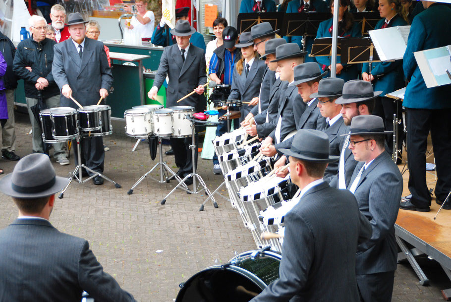 Der Tambourenverein Erlinsbach am Kapellenfestival; Leitung Reto Käser