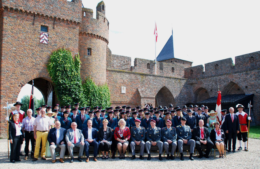 Gruppenfoto der Teilnehmer des offiziellen Empfangs auf Schloss Doornenburg