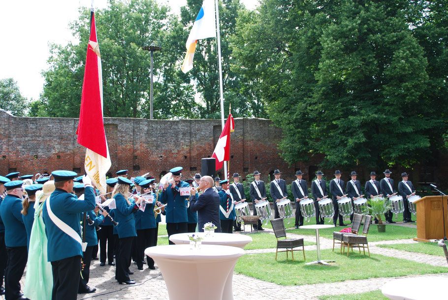 Die Ansprachen wurden musikalisch umrahmt von der Musikgesellschaft Niedergösgen (Leitung Christoph Oeschger) und dem Tambourenverein Erlinsbach (Leitung Reto Käser)