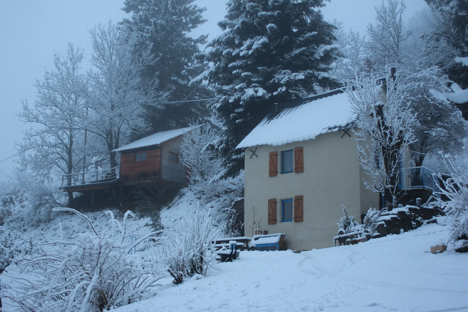 Le gite sous la neige. Venez vous balader en raquettes ou skis de fonds... 