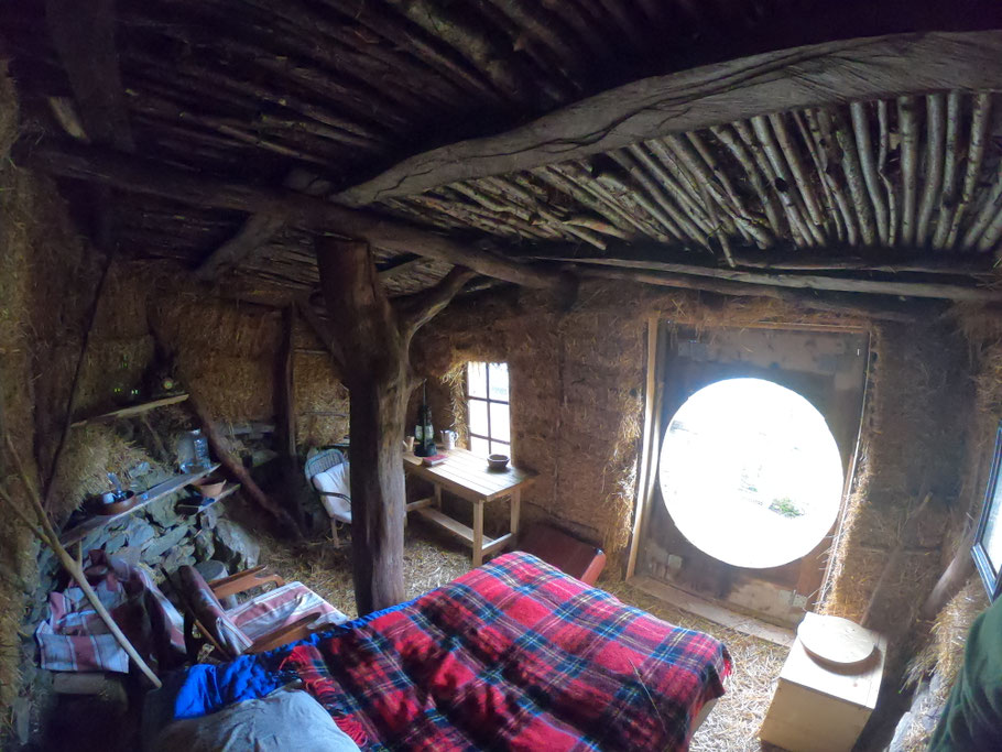 Les emplacements  Semi enterrée, la cabane en paille de 3mx5m est vraiment rustique. Ce n'est pas un décor et le hobbit qui l'a construite a utilisé des matériaux de la forêt proche. Ici pas de luxe, un vrai terrier propice à la méditation et repli sur so